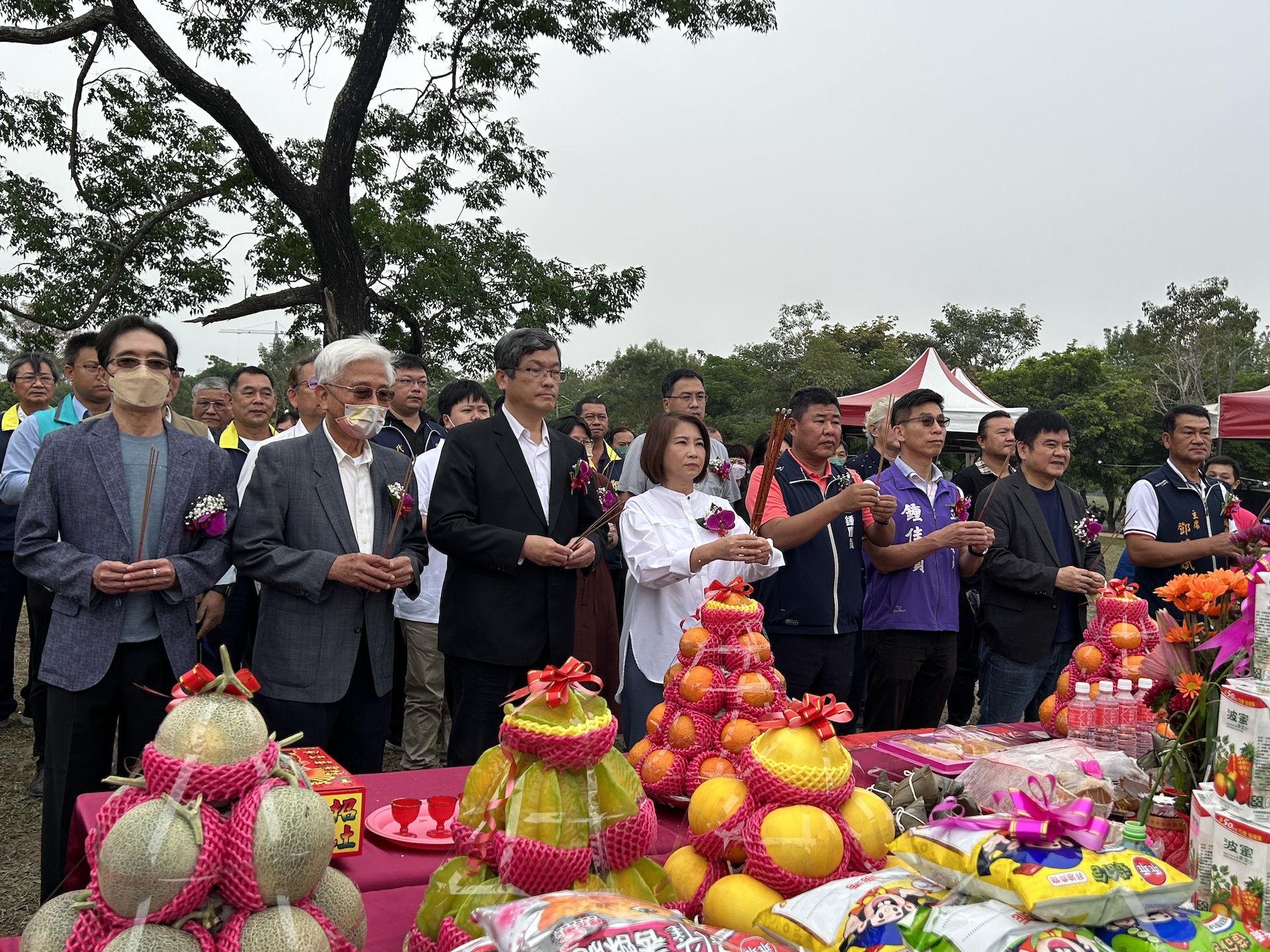 圖說：六堆紀念公園與多功能集會場所及內埔共融遊戲場啟用典禮，由屏東縣長周春米（左四）、客委會主委楊長鎮（左三）、內埔鄉長鍾慶鎮（左五）及縣籍立法委員共同主持。