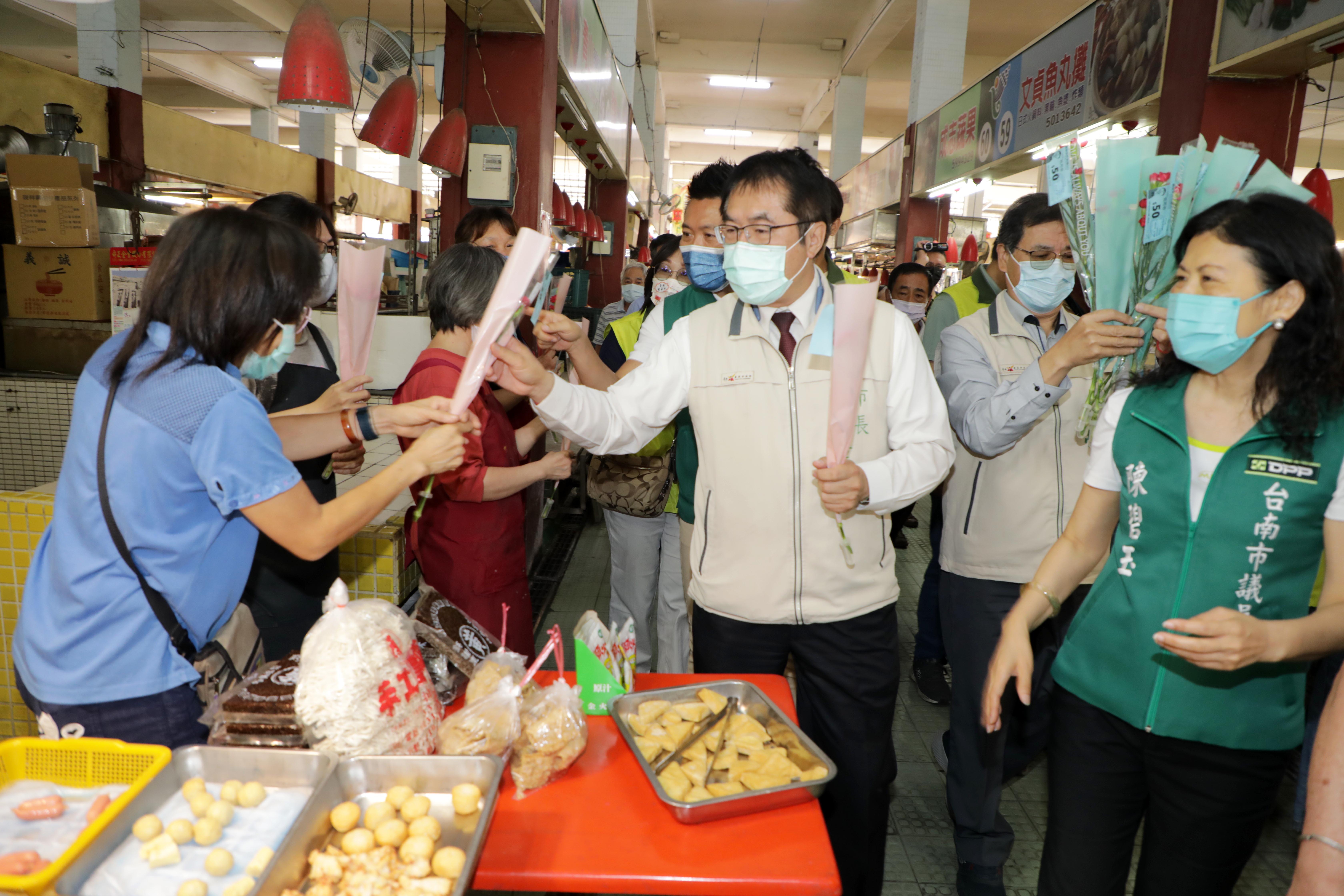 歡慶母親節南市場消費快閃好康   黃偉哲發抵用券及康乃馨