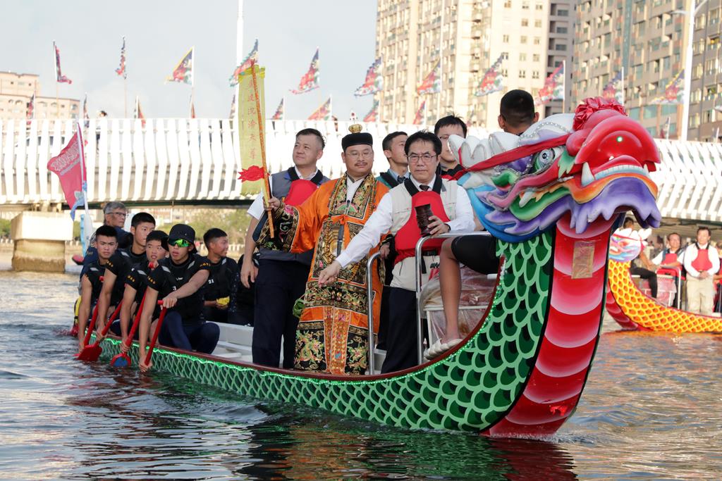 臺南國際龍舟賽開幕黃偉哲主持祭江     精彩火舞映運河