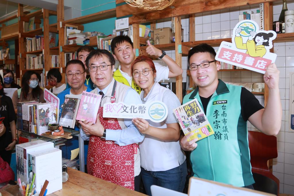 黃偉哲擔任獨立書店一日店長   鼓勵民眾多買書