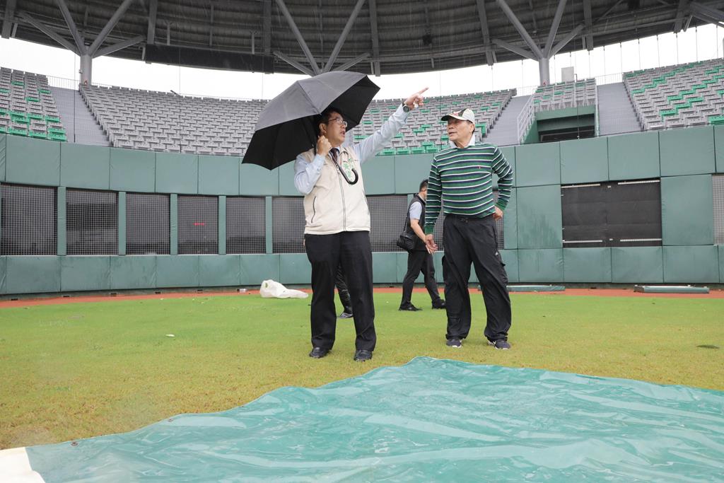 南市強風豪雨停班課   黃偉哲視察柚園、抽水站及亞太棒球場