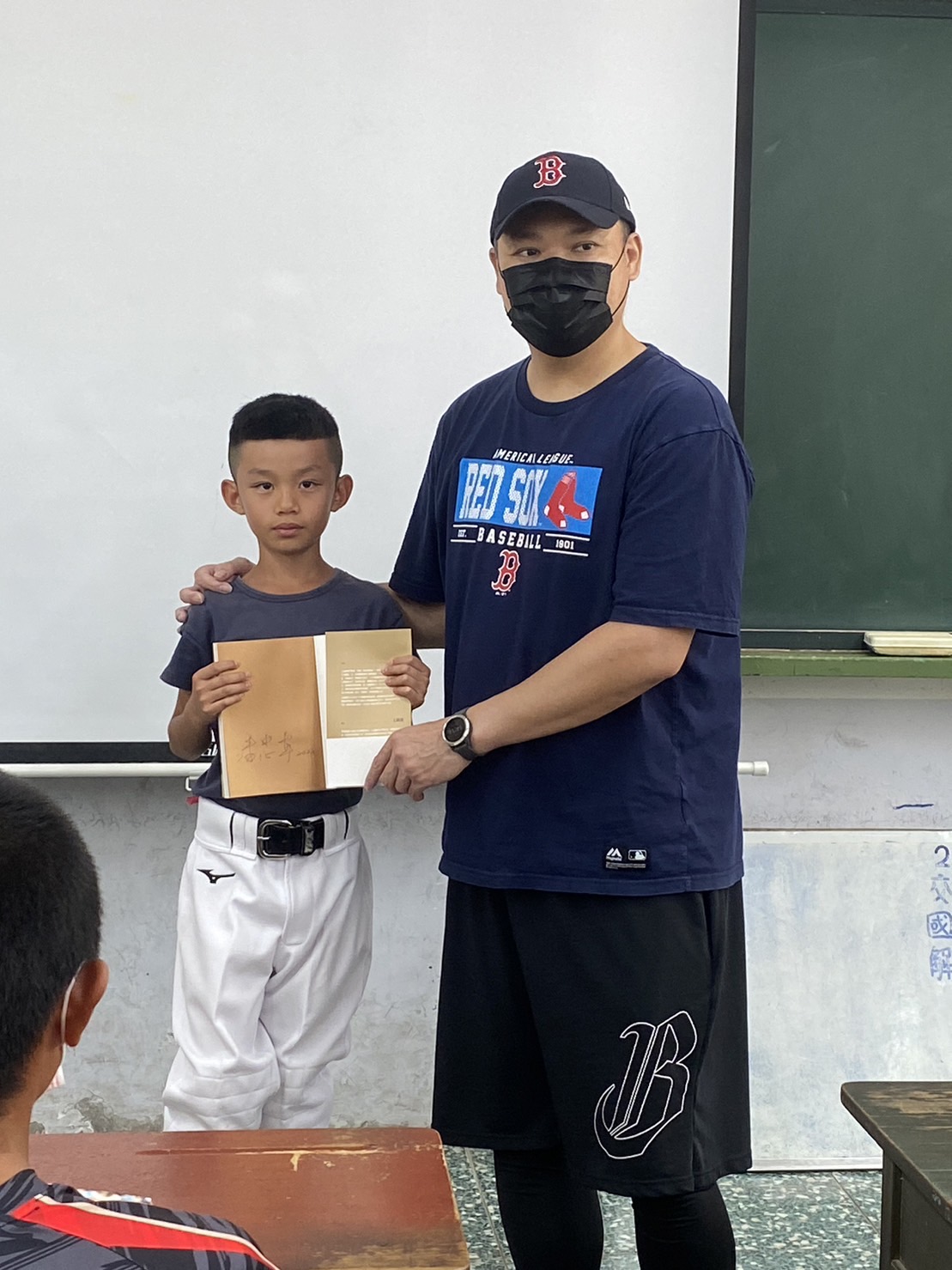 生命的鬥士-潘忠韋，洪明江贈書光春國中