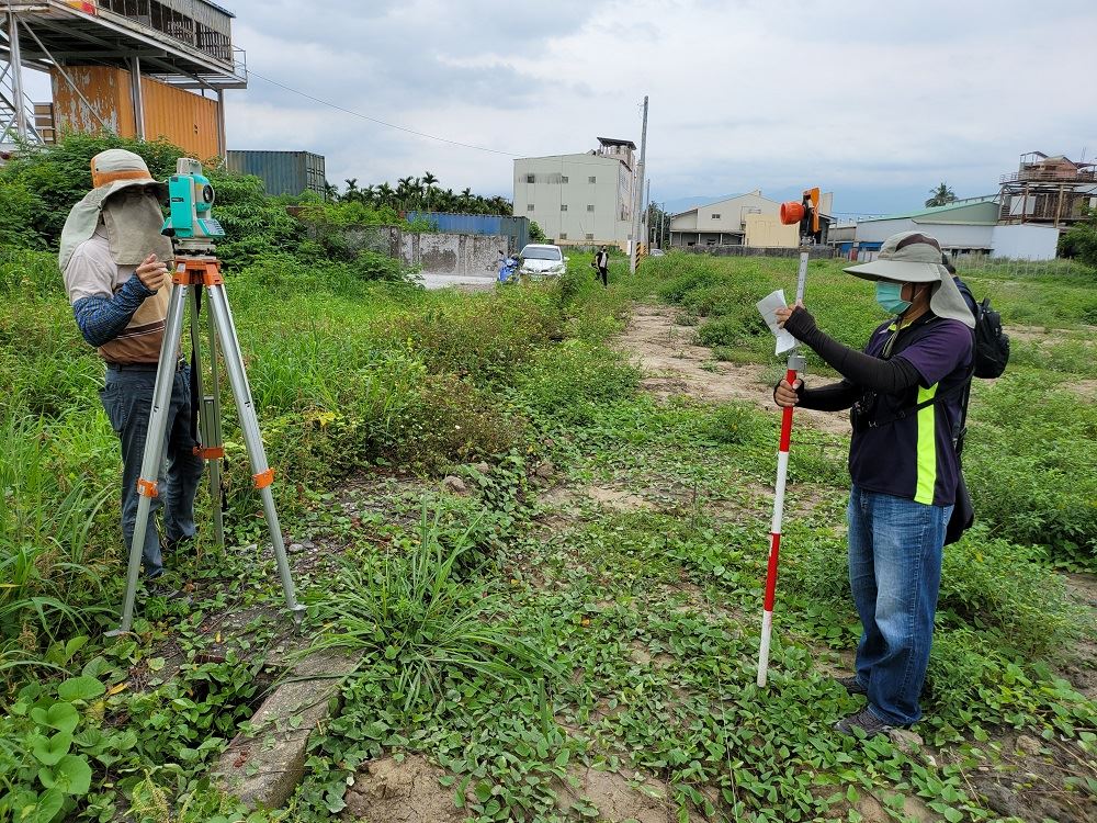 地政單位進行地籍測量。（記者梁秀瓊翻攝）