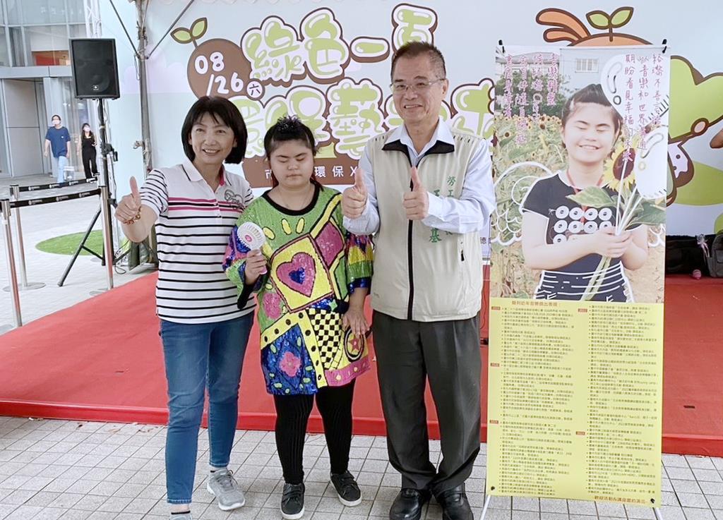 南市勞工局邀視障歌手侯絡瓈獻唱 天籟歌聲鼓舞人心 南市勞工局邀視障歌手侯絡瓈獻唱 天籟歌聲鼓舞人心