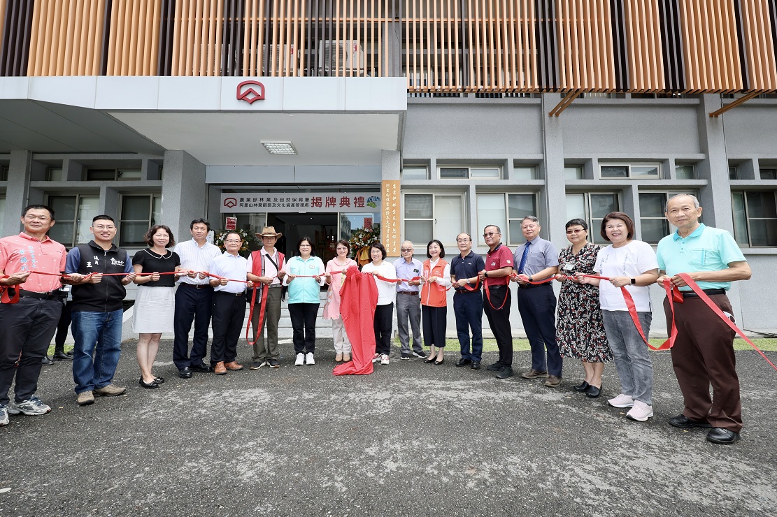 阿里山林鐵改制揭牌  現場展示在地風味餐食小點等  顯示阿里山林鐵與地方的深度連結   整備迎接113年全線通車 