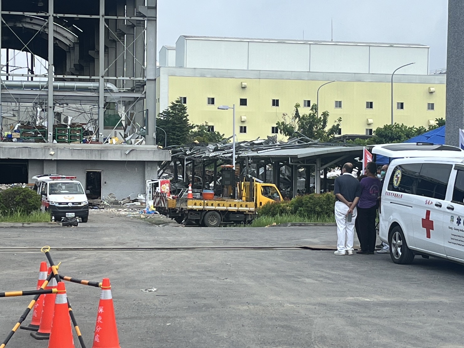 傅姓班長的家屬和搜救人員一起移送遺體到救護車。（記者梁秀瓊拍攝）