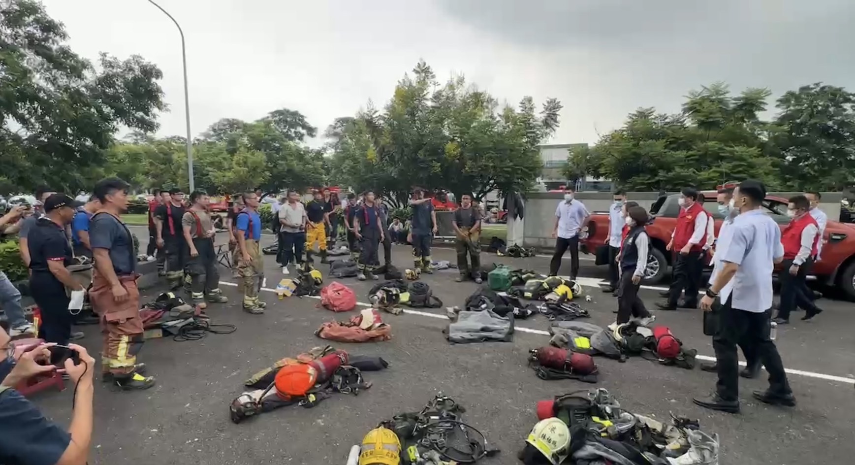 蔡英文總統親自向徹夜救援的救難英雄致意、打氣。（記者梁秀瓊拍攝）