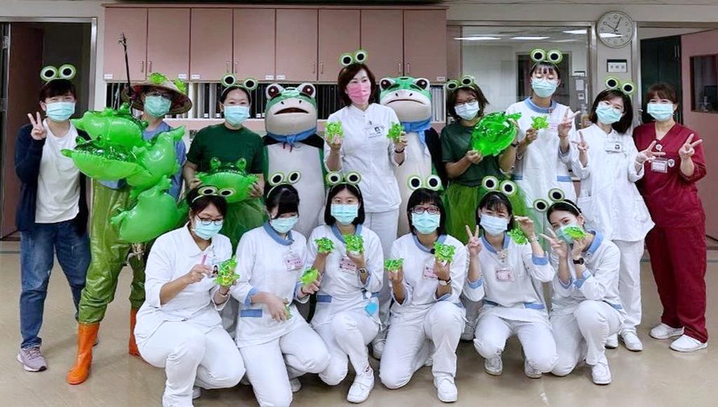 柳奇醫院萬聖節關懷活動 醫護脫下白服換青蛙裝與病童同樂 柳奇醫院萬聖節關懷活動 醫護脫下白服換青蛙裝與病童同樂