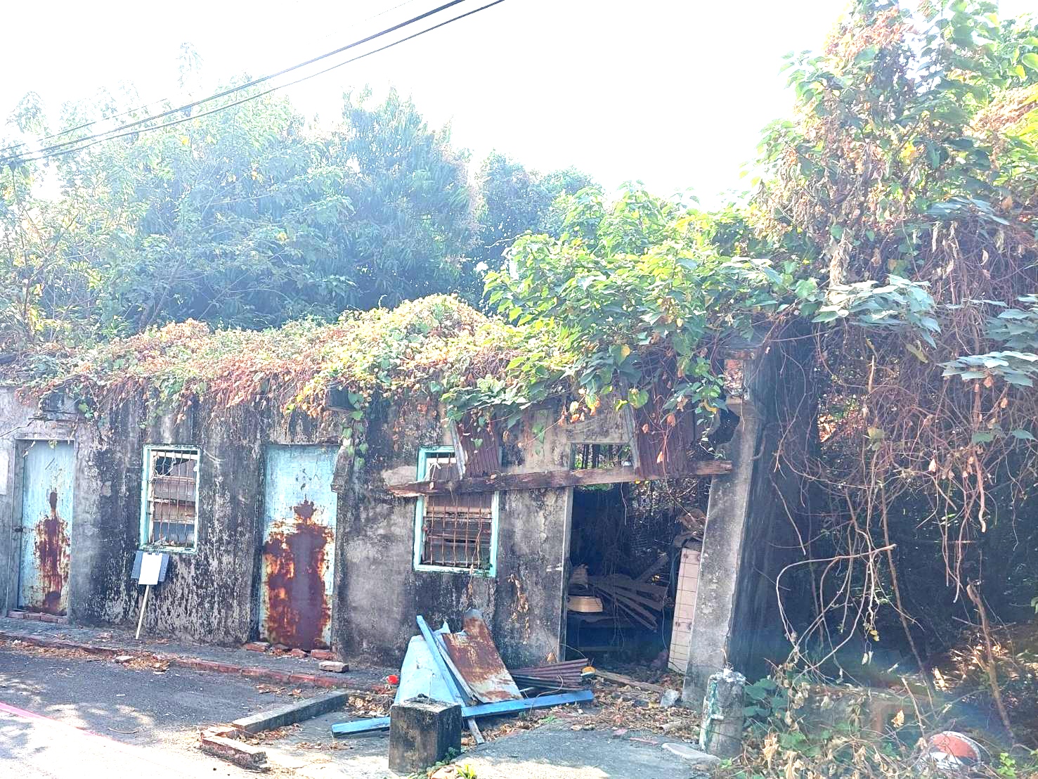 無照騎車拒酒測挨罰  廢墟風土地法拍抵償 屏東執行分署11月7日拍賣會還有氣派C300賓士車