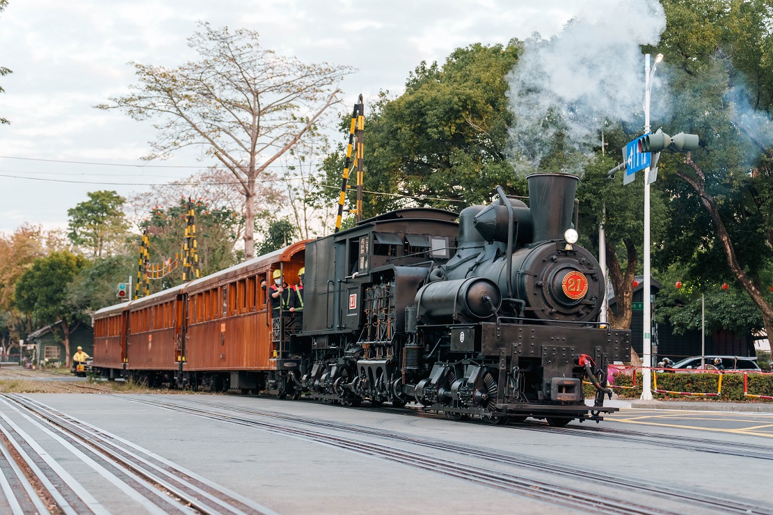         檜來嘉驛過好年  阿里山林鐵與天后宮、假日花市共同合作  當日車票票根免費兌換祈福小紅包或多肉植物
