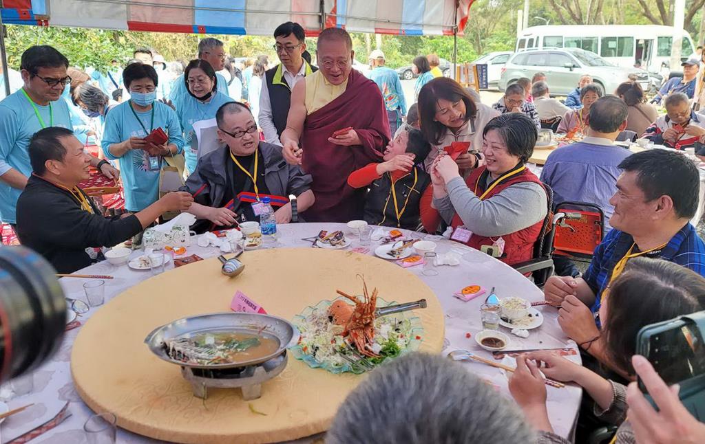 噶居寺席開百桌邀街友與弱勢朋友圍爐   佛祖請吃飯感受關懷