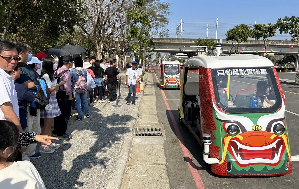 台灣燈會高鐵燈區自駕車搭乘人次破千 南市府加碼推限時合照抽好禮