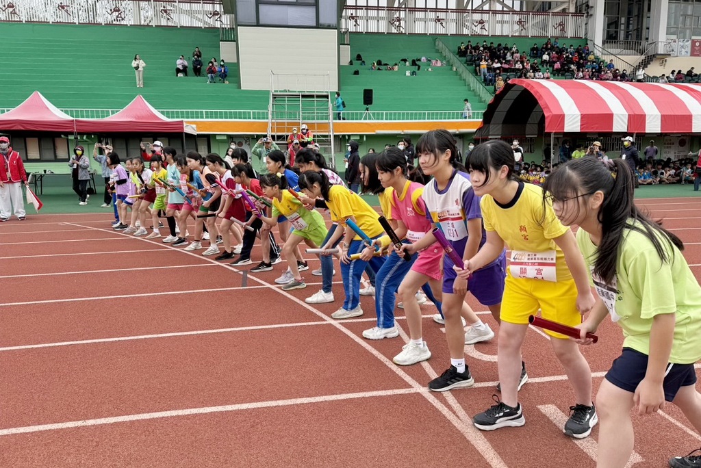 南市首創馬拉松接力班際對抗賽開跑 小選手團結跑出團隊向心力