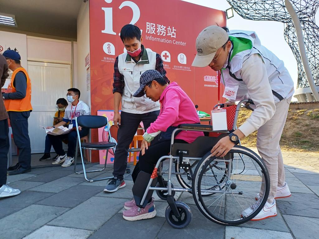 台灣燈會志工貼心耐心服務大受好評  走動式服務成為熱拍亮點