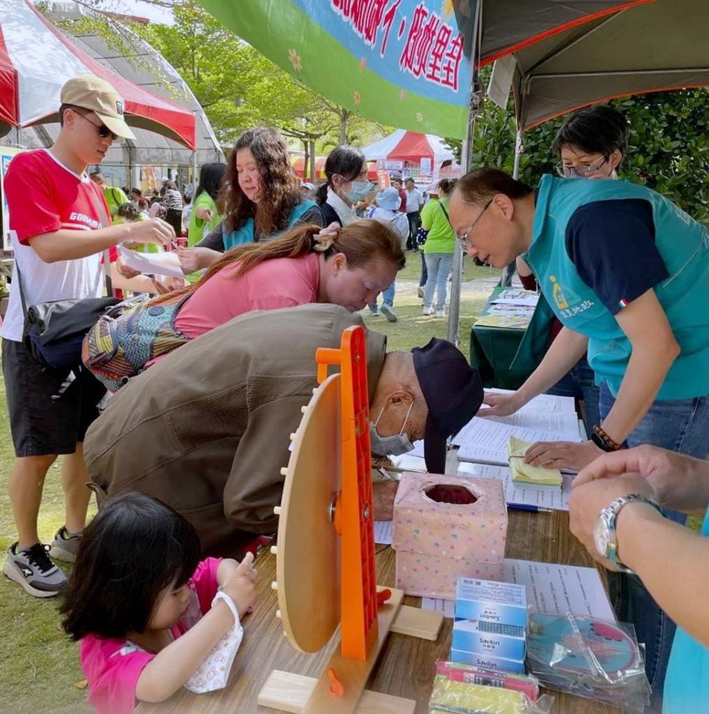 佳里地政前進學甲蜀葵花文化節宣導   現場受理提供便民服務