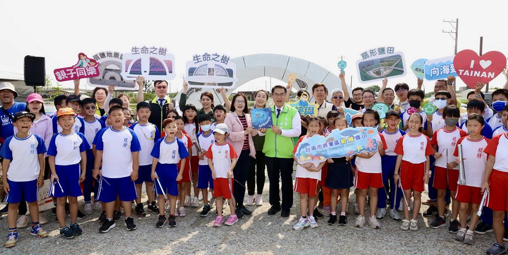 青鯤鯓扇鹽地景園區揭牌   學子淨灘象徵濕地環境教育向下扎根