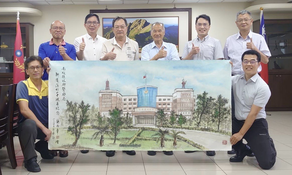 退休警界儒將蔡俊章水墨畫堪稱一絕 警察節前夕特以巨幅寫生畫致贈昔日服務的南投縣警察局 頗受讚譽