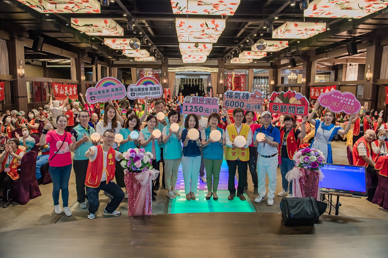 萬歲團同樂中秋宴 華山基金會童話嘉年華愛老人中秋餐會  19鄉鎮長輩們換裝童話故事角色  點亮童心