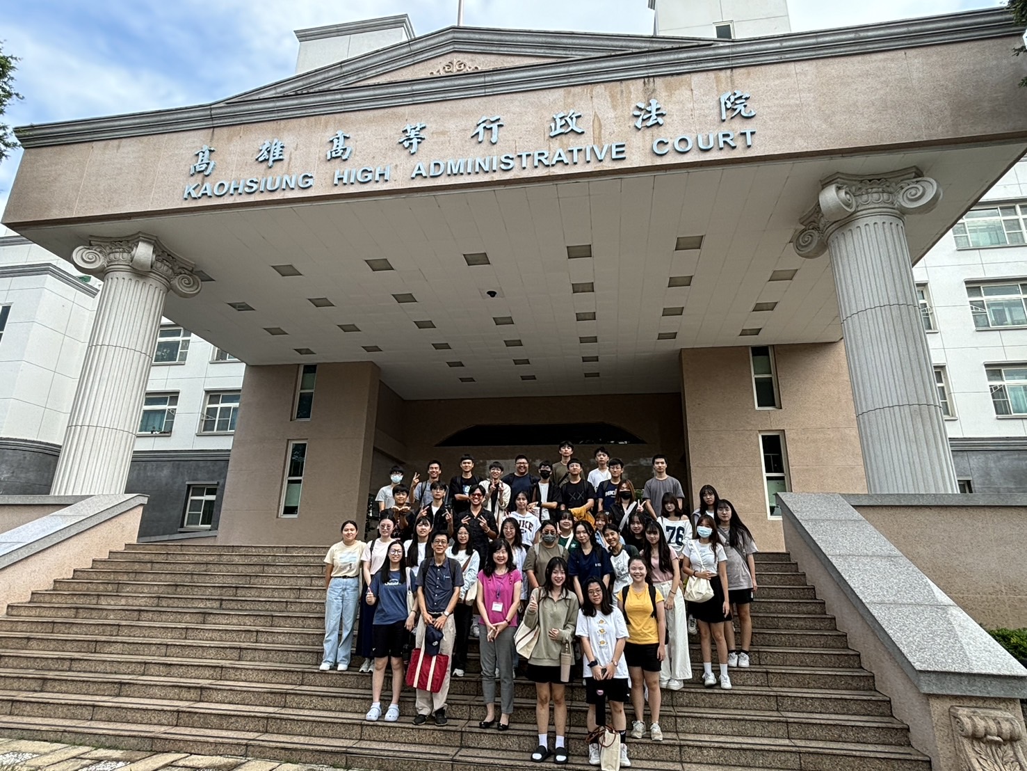 首創全國大一新生必修「性別平權與生活法律」高師大師生「逗陣繞法院」 首創全國大一新生必修「性別平權與生活法律」高師大師生「逗陣繞法院」