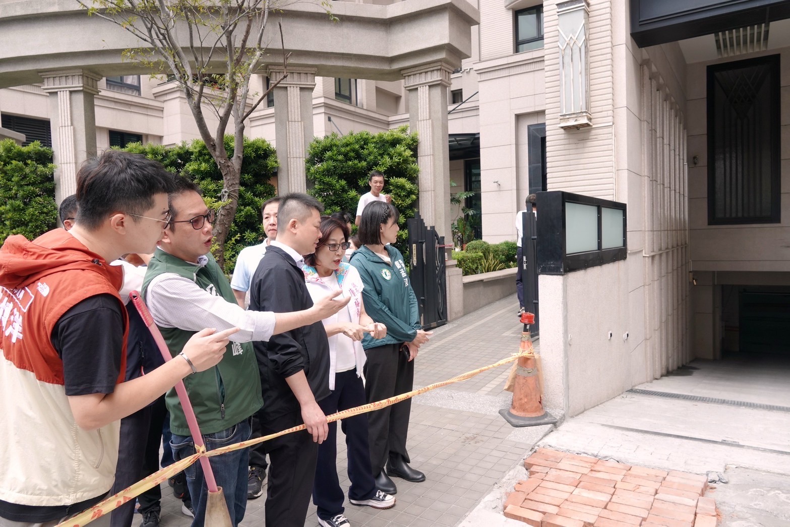 山陀兒颱風來勢洶洶 凱米颱風受災大樓防水閘門還未完工 康裕成議長要求市府加速提供沙包公布臨時停車空間