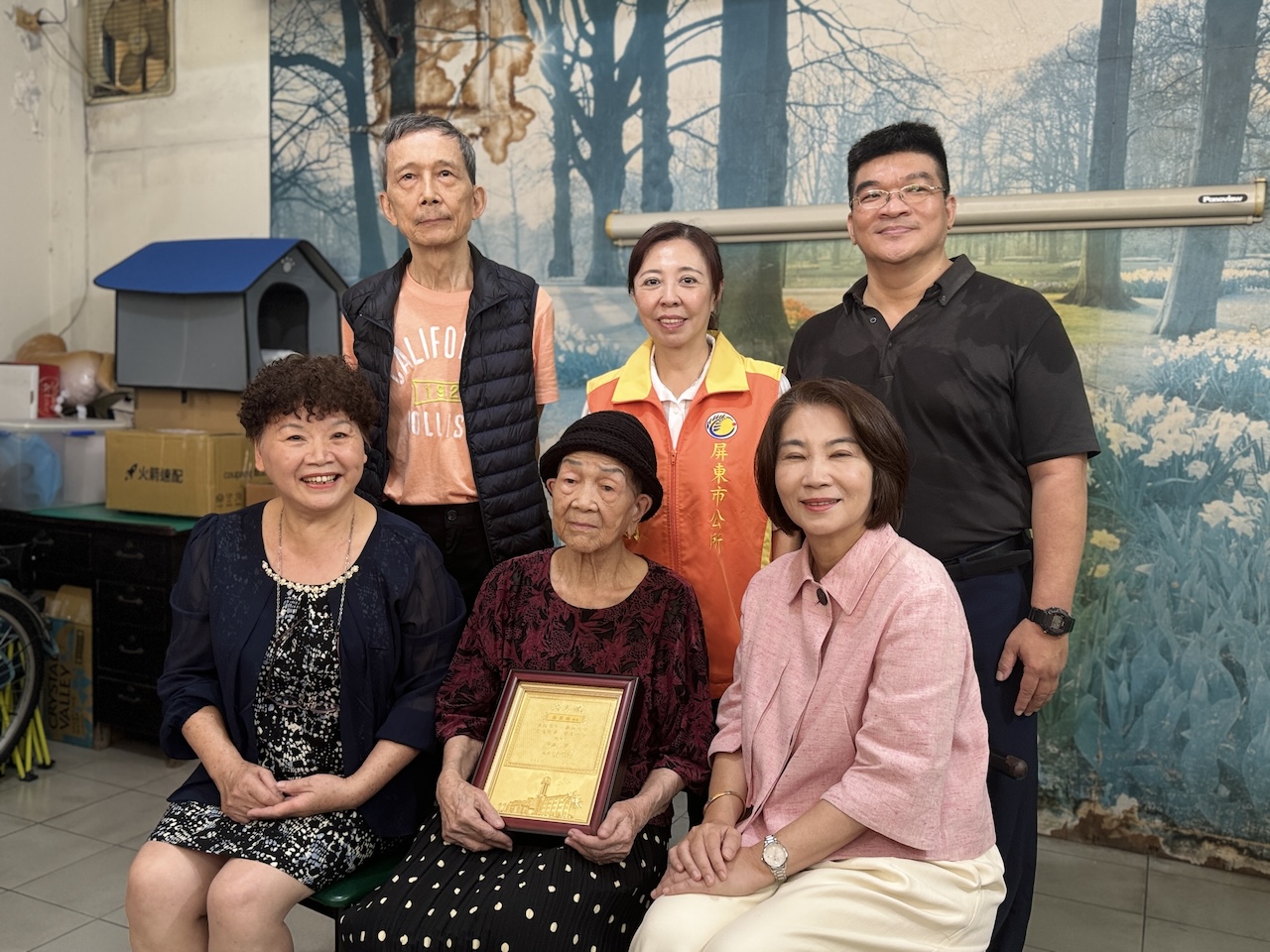 周春米親訪百歲人瑞羅菊妹，唱生日快樂歌阿嬤樂開懷