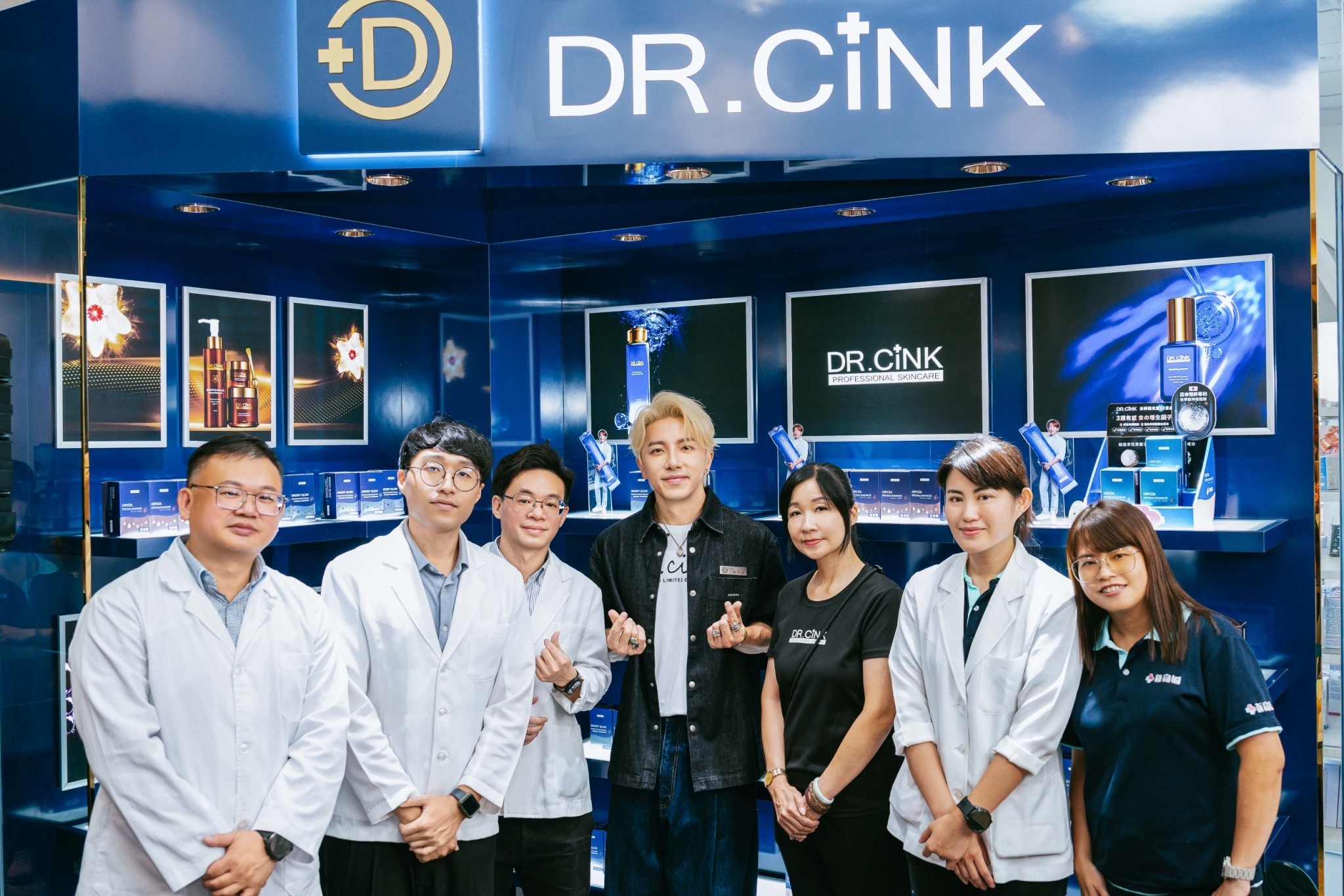 坤達店長超親民!粉絲擠爆高雄新高橋藥妝! 坤達店長超親民!粉絲擠爆高雄新高橋藥妝!