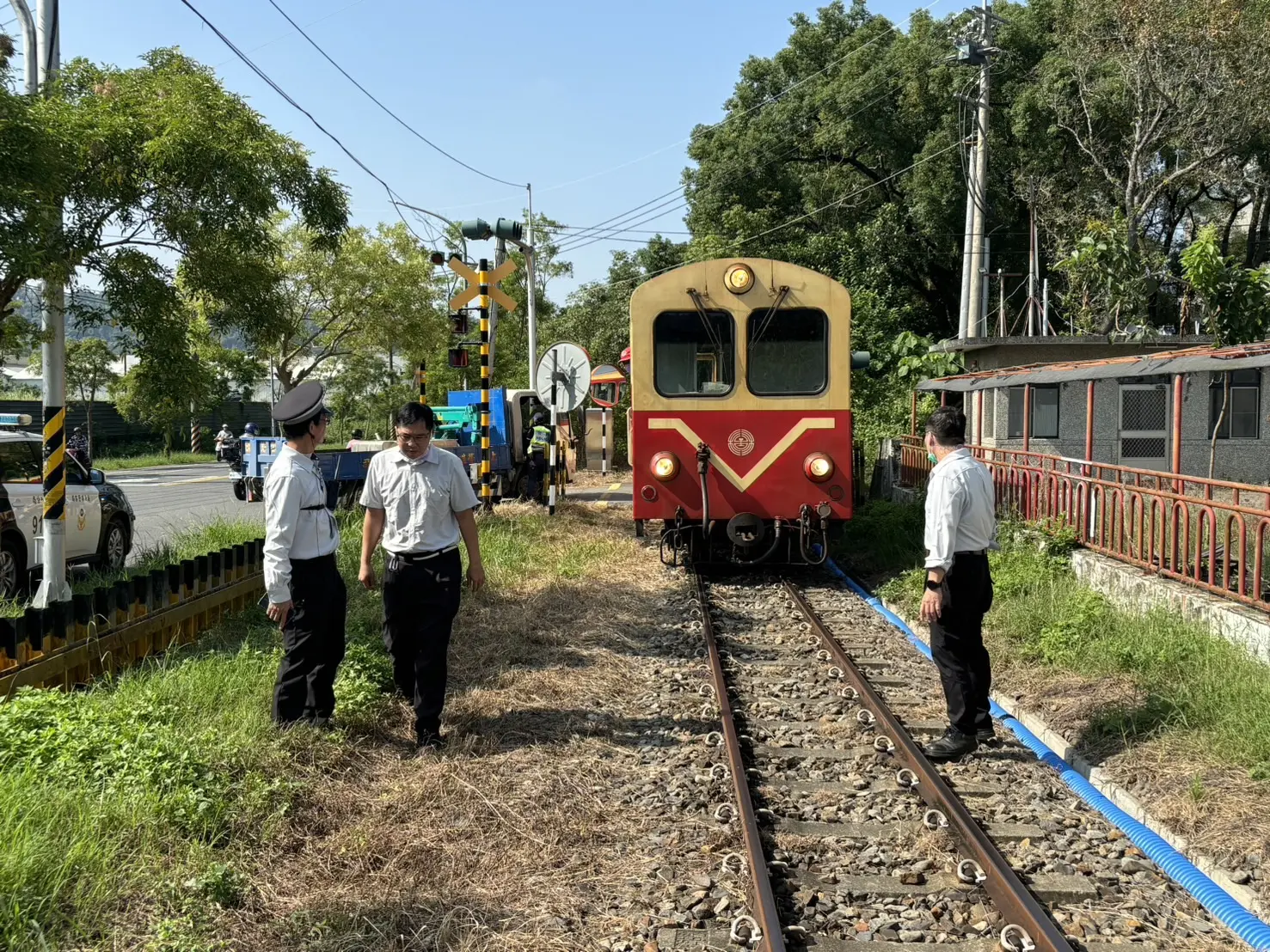 自小貨車平交道路口網狀線違停  與森鐵火車發生擦撞  