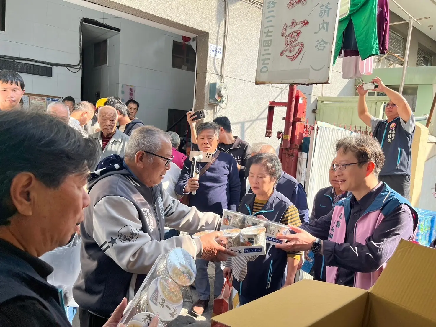 嘉義醫院攜手嘉邑行善團做公益  改善芳春公寓住民居住環境