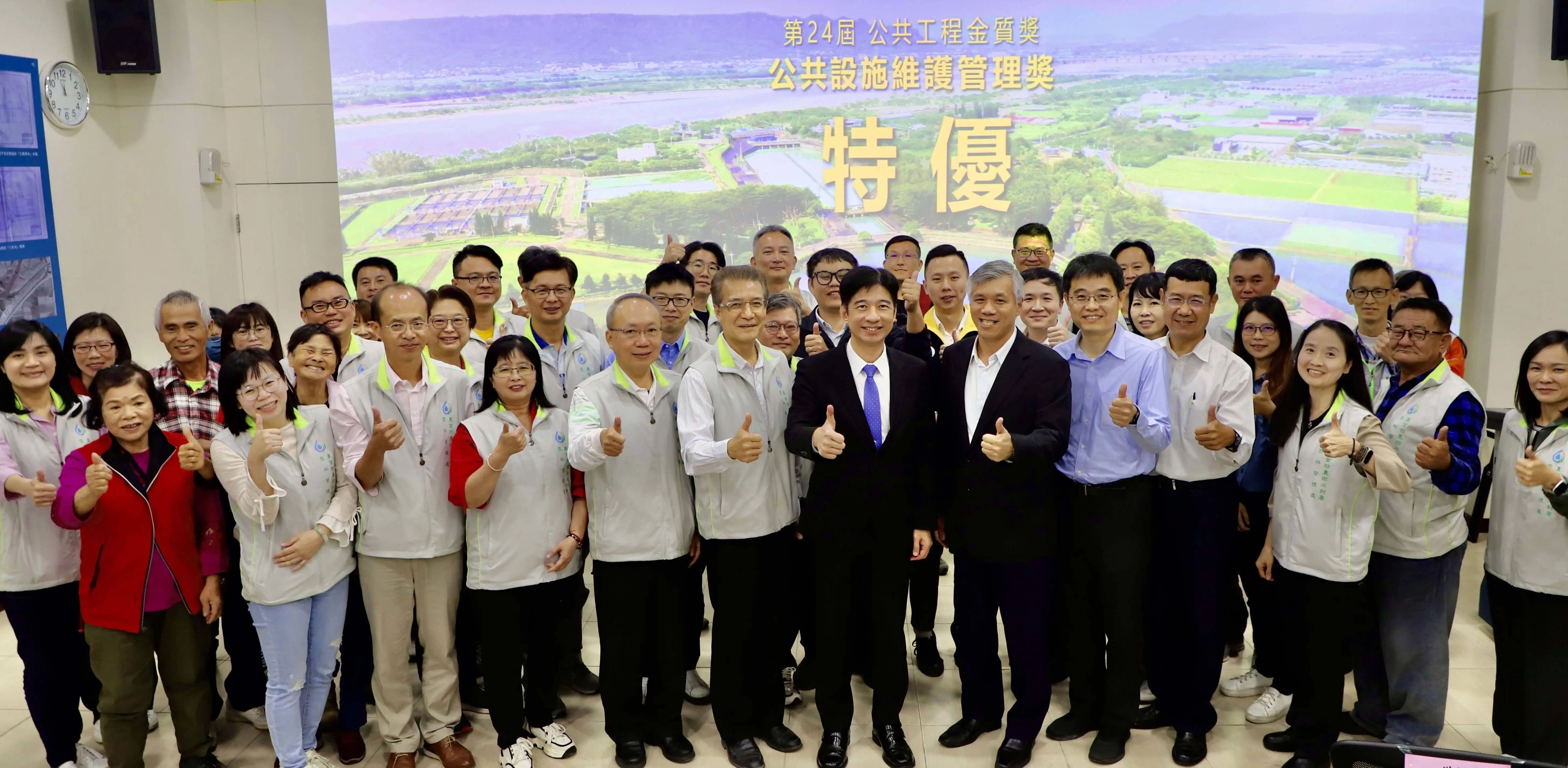 雲林百年大圳濁幹線林內分水工榮獲「公共工程金質獎」特優最高榮譽 農水署長蔡昇甫親自南下頒獎嘉勉