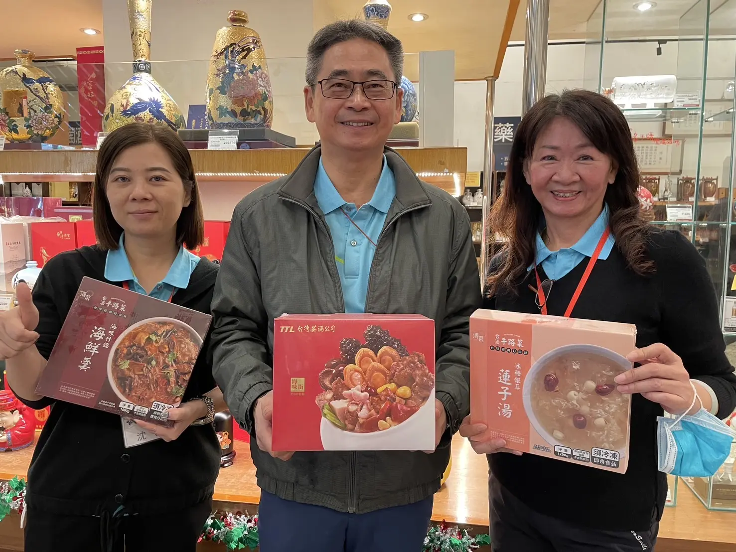 嘉義酒廠台酒年菜暨春節禮盒開賣  迎接小龍年推達摩系列好酒  捐發票贈名家春聯  酒標設師謝定士網紅品酒師小默簽名秀