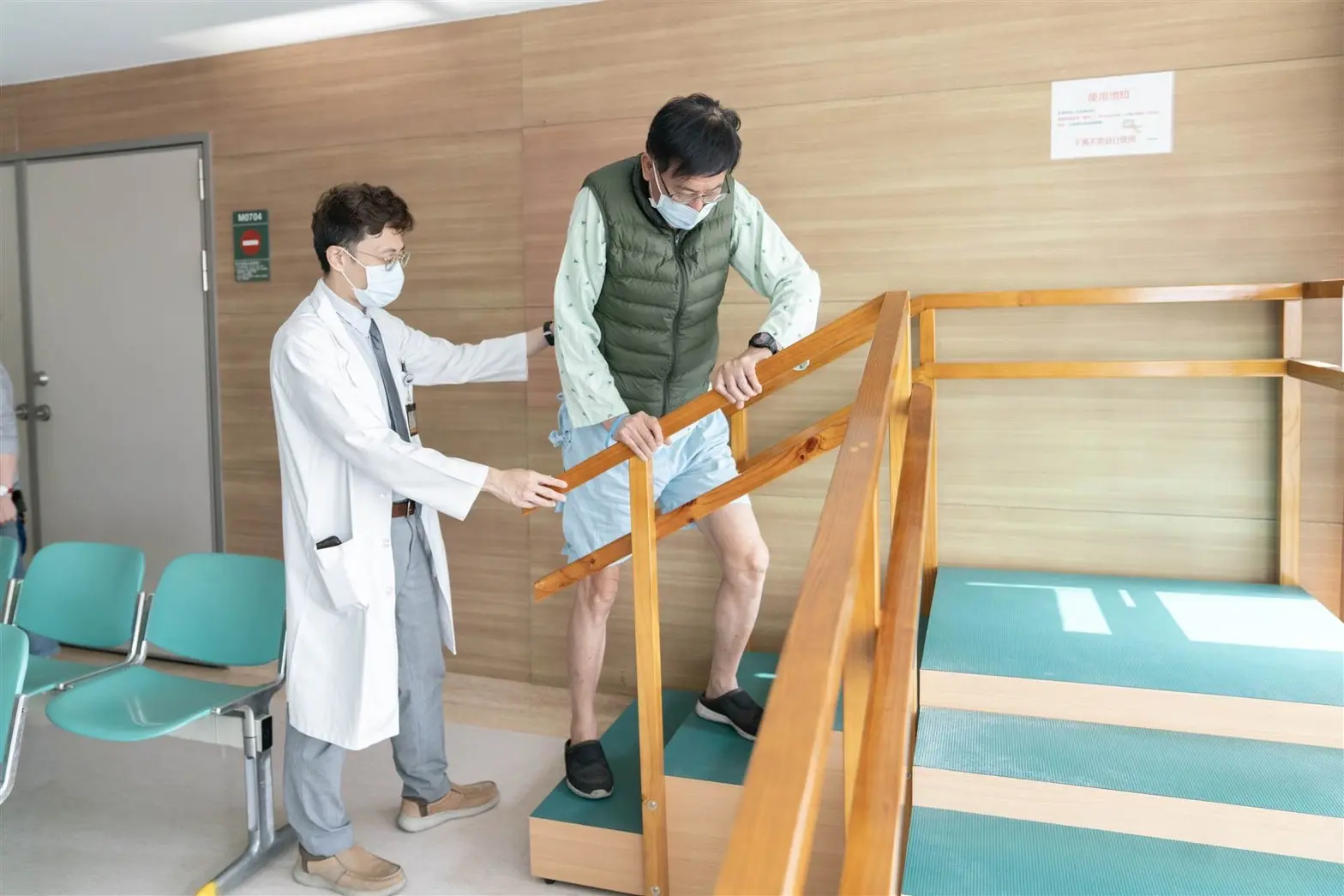 雙側股骨頭壞死塌陷  雙側同時正前位髖關節置換手術 免去兩次住院兩次手術和復健困擾  術後當天能下床