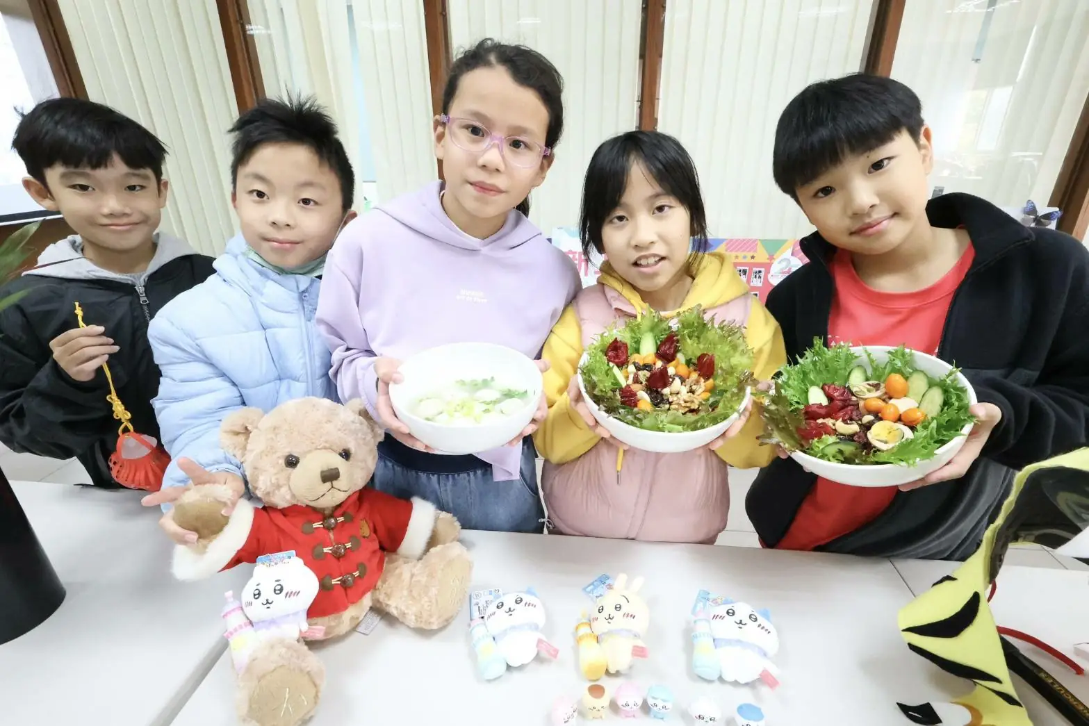 圖／教室陽台蔬果成新年早餐吧 新上國小校長王彥嵓還化身型男主廚 師生手作虱目魚丸樂。(記者陳雯萍攝)