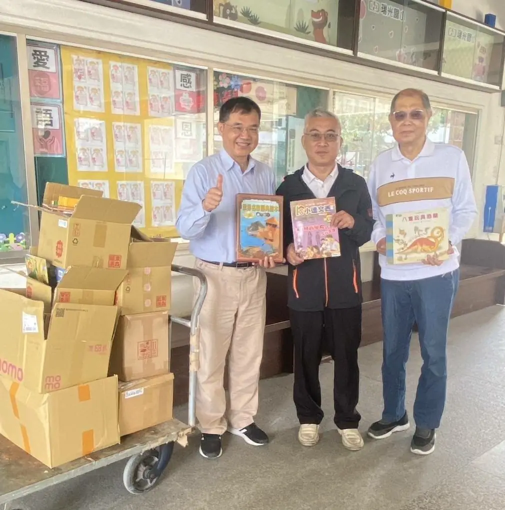 屏東縣桃花源社區關懷協會理事蔡繼強捐贈一批課外書籍给屏東市瑞光國小