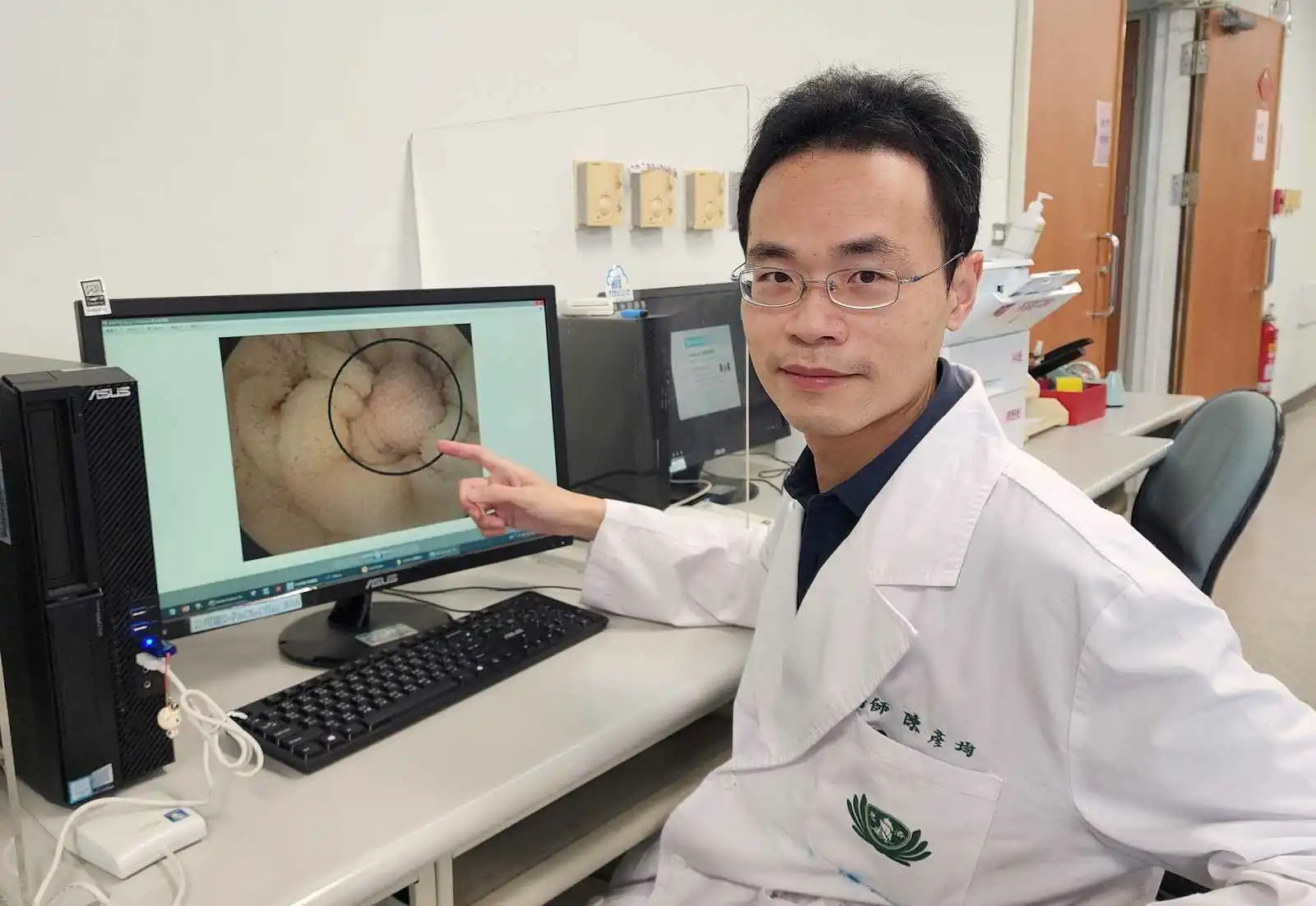 腸胃道持續出血找不到出血點  林慈濟醫院膠囊內視鏡建大功  十二指腸後段發現息肉