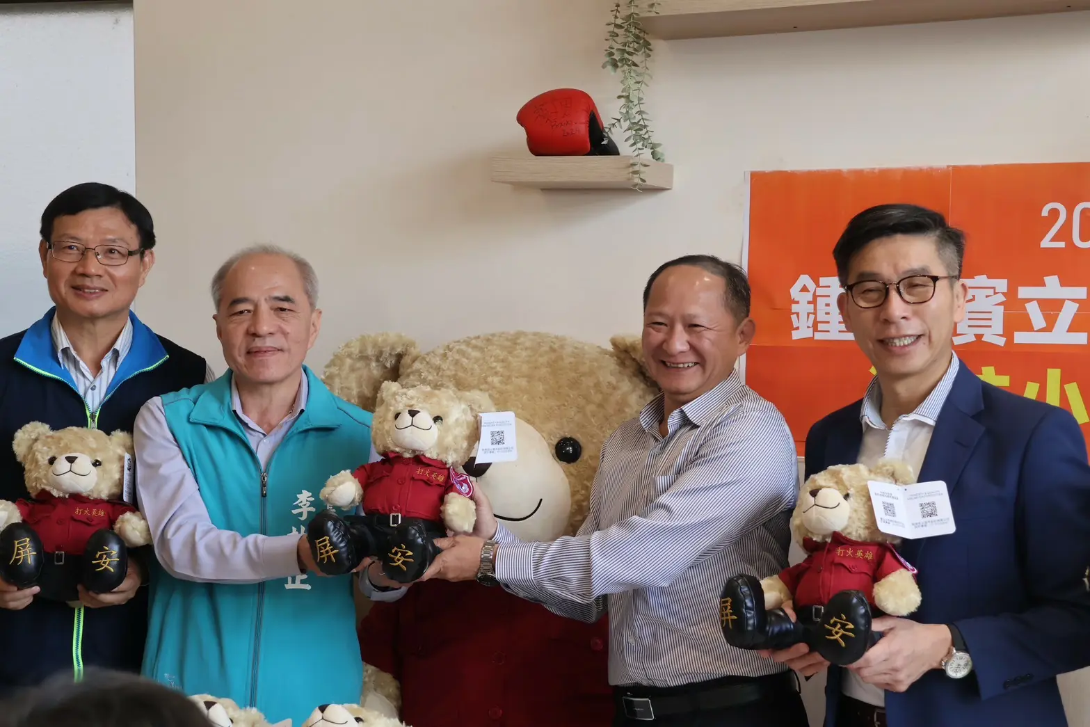向打火英雄致敬！鍾佳濱媒合「消防小熊」捐贈，限量品只送不賣