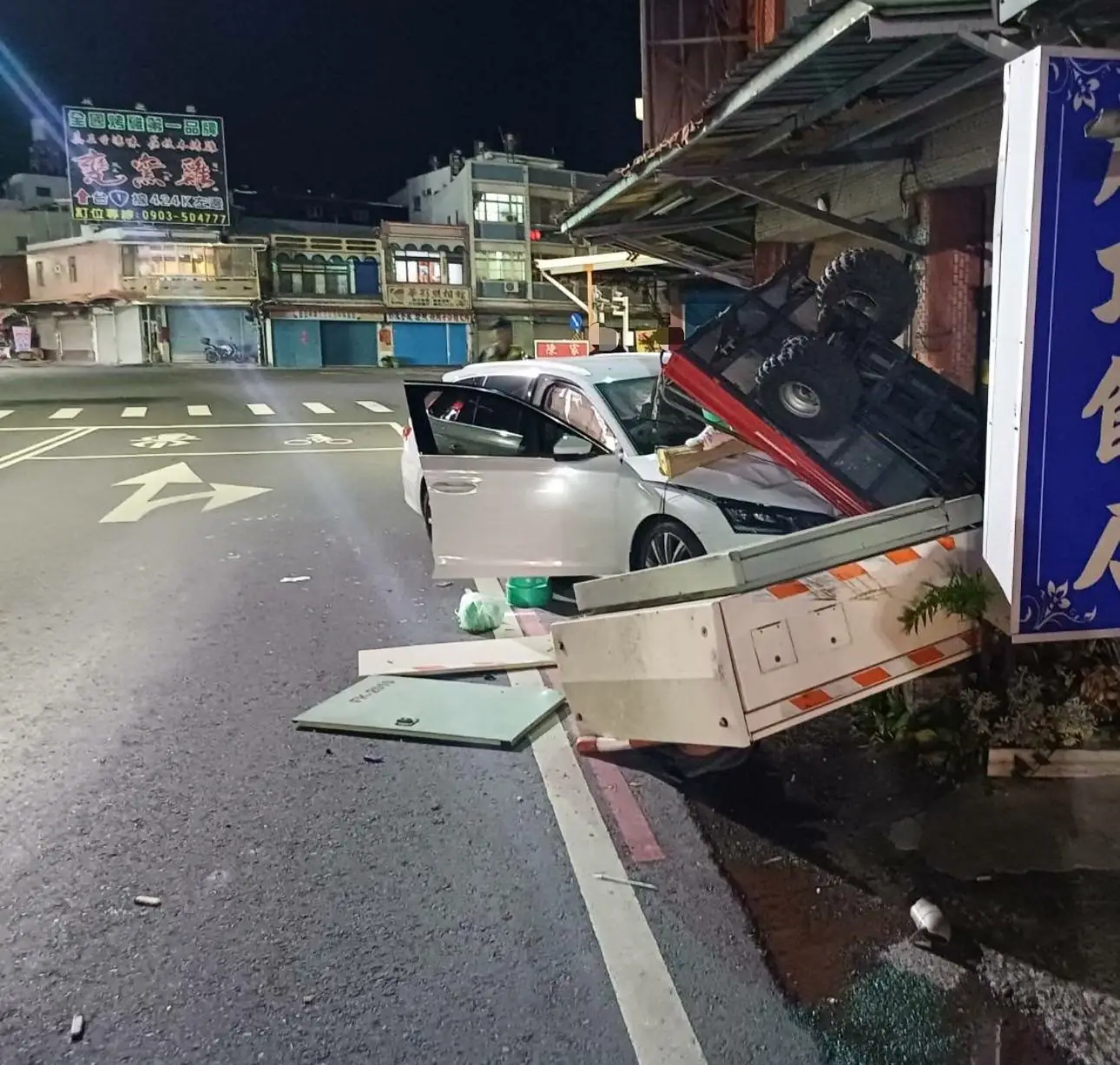 枋山鄉光復路段自小客自撞車禍女駕駛受傷送醫 枋山鄉光復路段自小客自撞車禍女駕駛受傷送醫