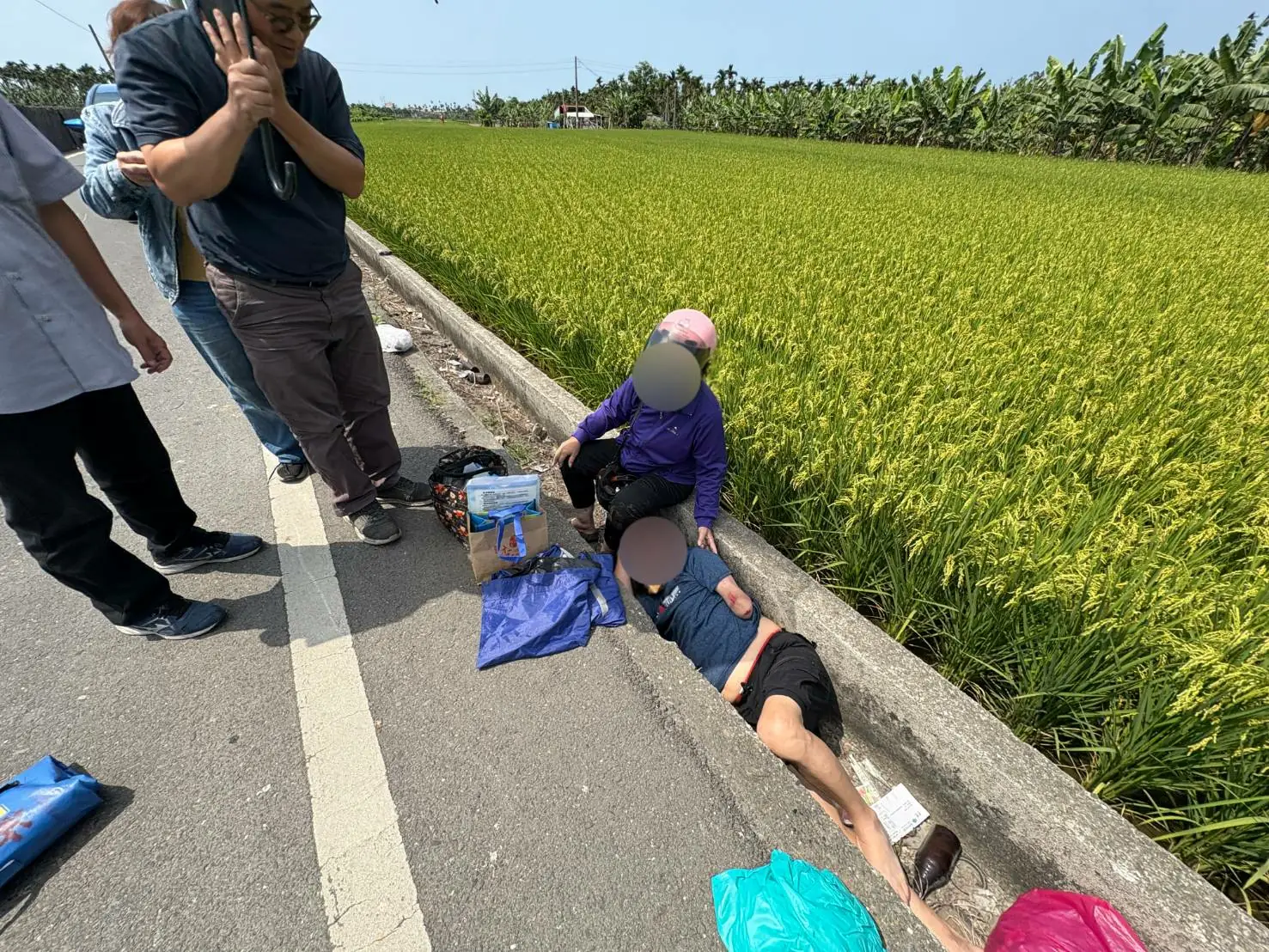 高齡六旬夫妻騎機車相載返家途中發生車禍摔落窄溝 新園消防成功救出送醫