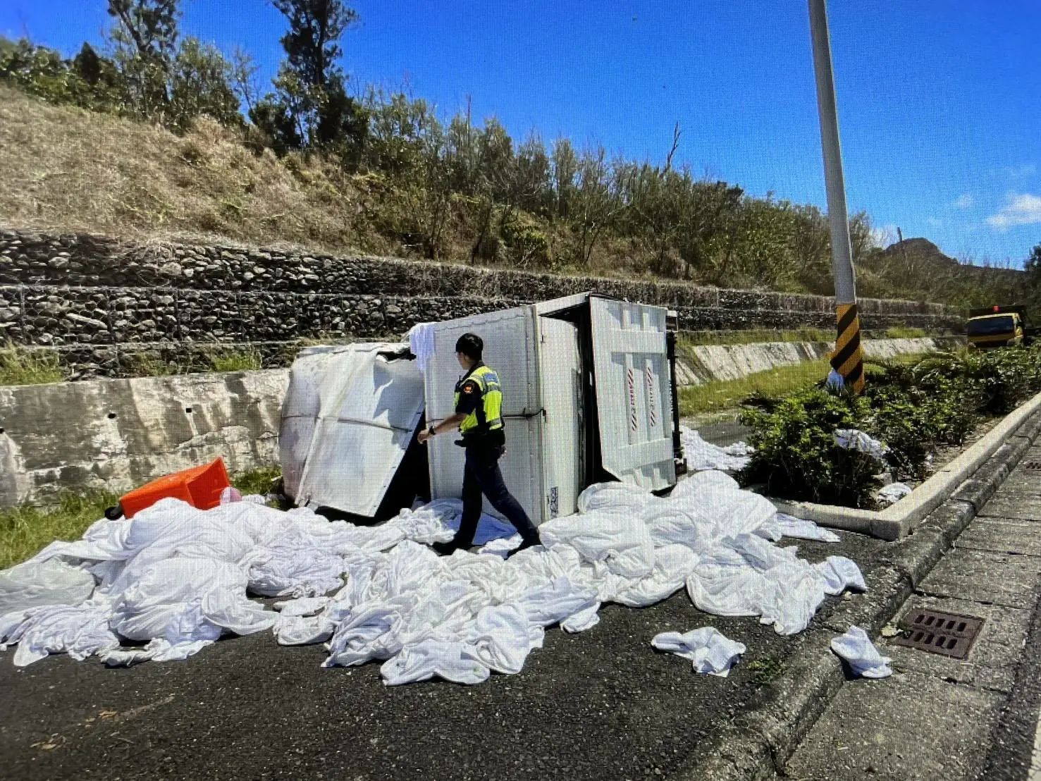 疑因車速太快急煞 小貨車自撞路邊翻覆