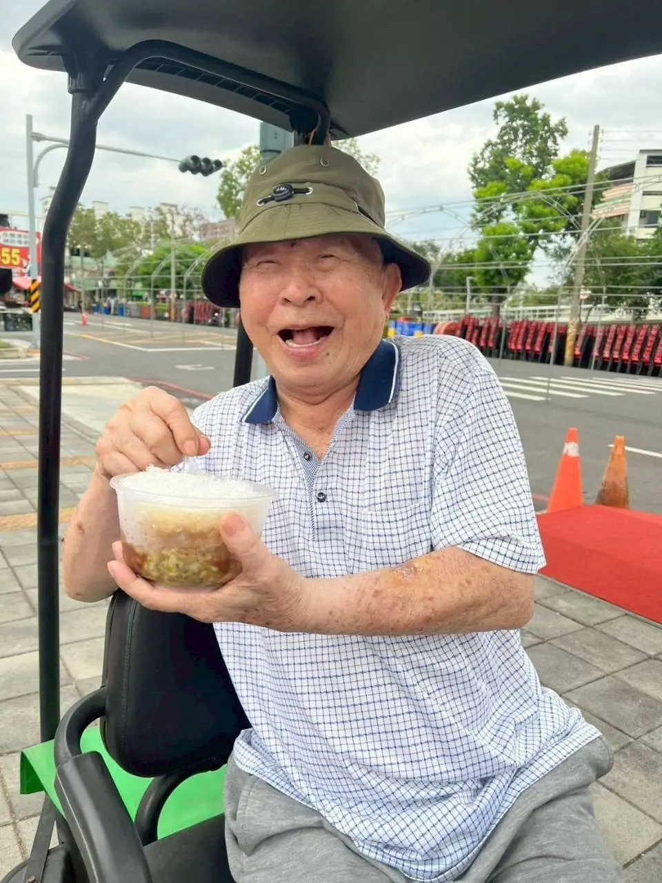 鄭萬其老先生往生， 子鄭清原稱父五福臨門， 遵佛家不著相留愛人間