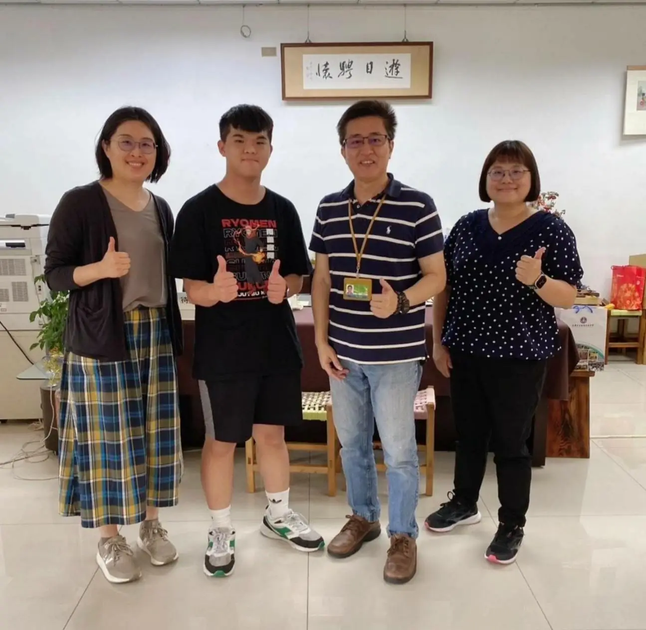 圖/翼友福獲選總統教育獎,師長們齊恭賀。左起:導師盧佳吟、學生翼友福、校長楊茂青、輔導主任林育慈。(教育局提供)