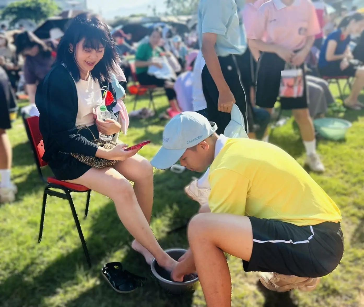 南榮國中溫馨舉辦「母親節洗腳謝恩活動」 學子以行動傳遞感恩情懷