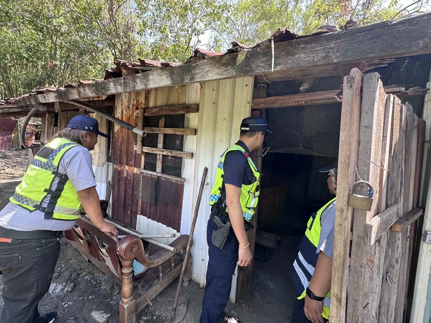 內埔警分局執行山域治安訪查，加強宣導登山、戲水民眾注意安全