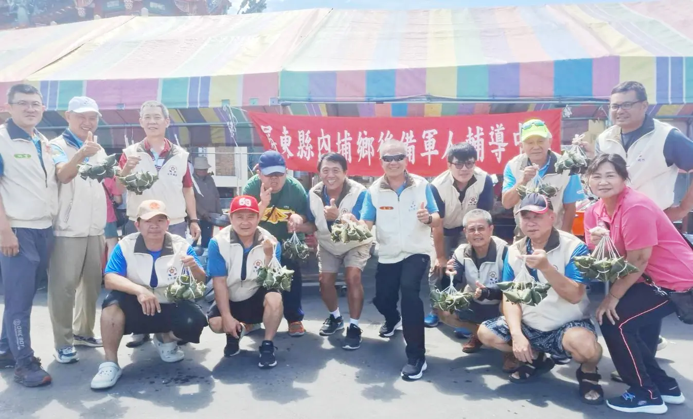 內埔鄉後備軍人輔導中心結合黎明村親慈善協會包粽送關懷活動