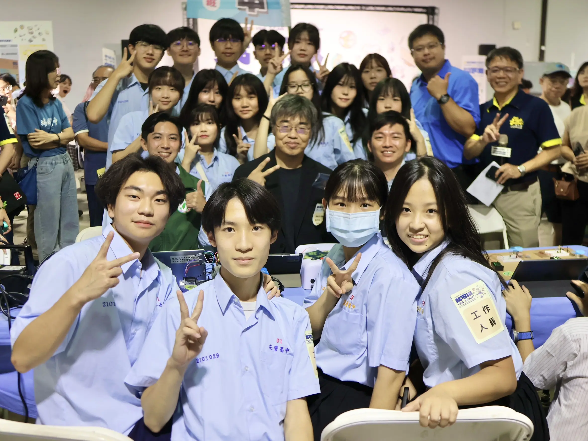 圖/副市長李懷仁與教育局長吳立森與擔任工作人員的左營高中同學們合影。而能夠與昔日的吳校長合影,同學們都非常開心。(高雄市教育局提供)