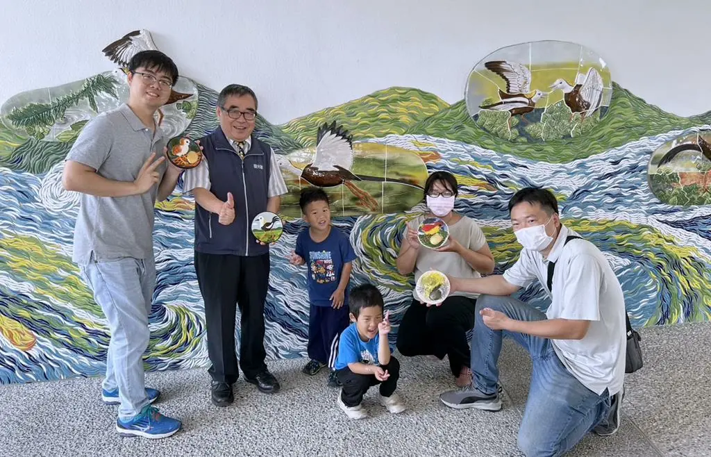 官田遊客中心「山水之羽」藝術牆亮相 邀藝術家及親子彩繪專屬Q版 官田遊客中心「山水之羽」藝術牆亮相 邀藝術家及親子彩繪專屬Q版