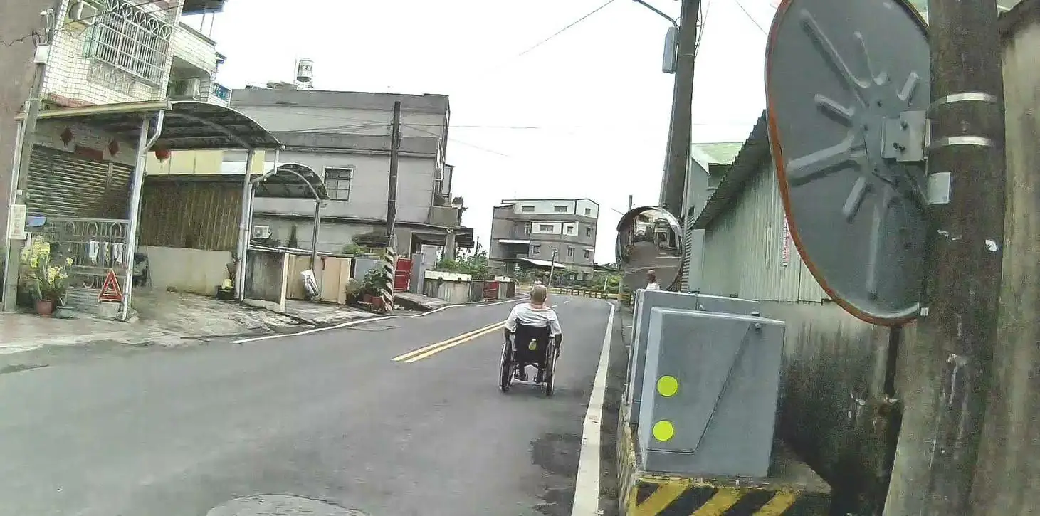 老翁坐輪椅500米看診東港暖警推行護送返家