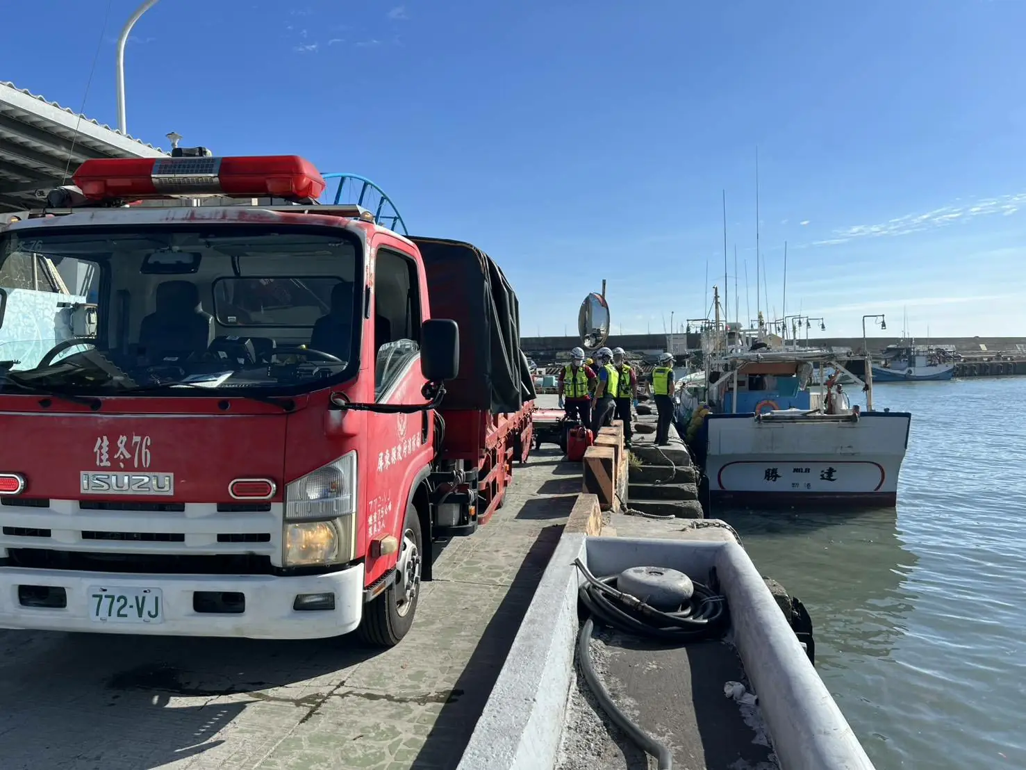 枋寮7名年紀約15.16國中男生漁港燈塔落水5人獲救1人自行游上岸1人溺死