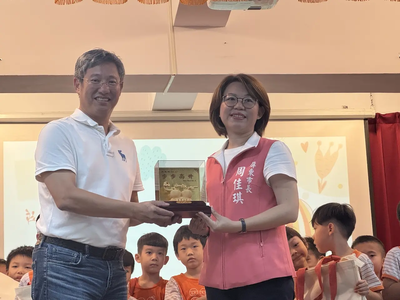 周佳琪贈小一新生禮物，新生入學禮包內容豐富