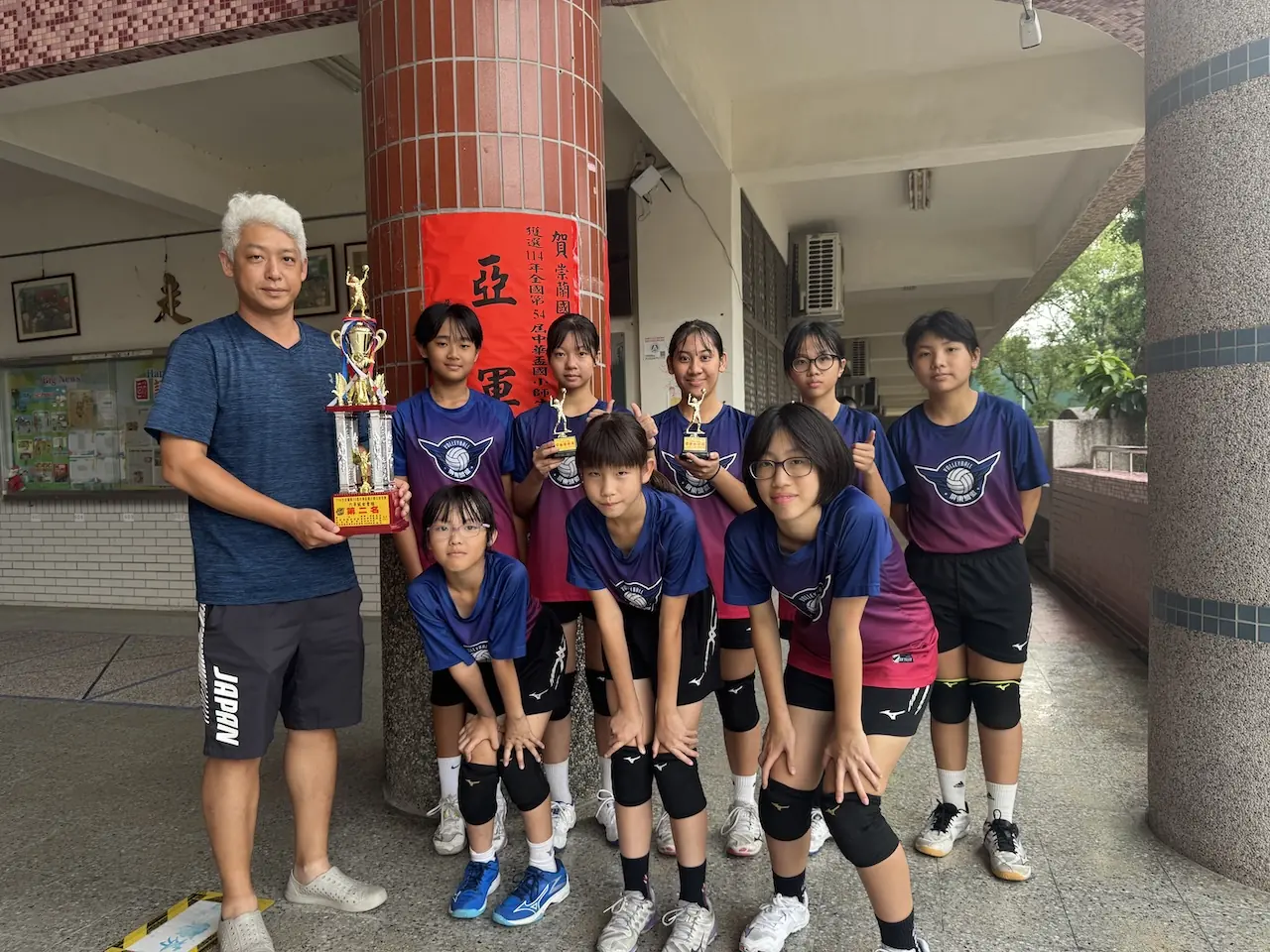 崇蘭國小女排頂呱呱，勇奪全國中華盃亞軍，陳柏翔返屏推排球運