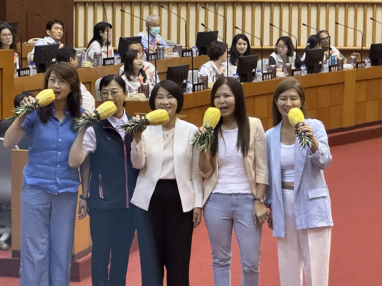 周碧雲霸氣吃鳳梨雞腿，用飲食文化推屏東農產